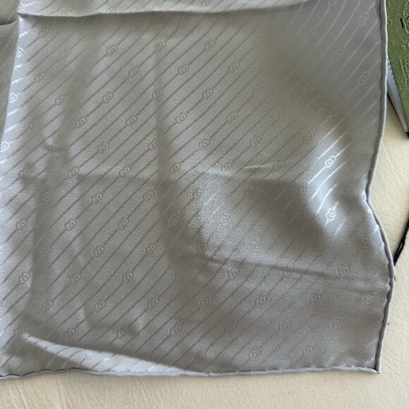 NWT GUCCI Men’s Handkerchief Silk 100% Authentic Logo GG 742200 Silver - Picture 2 of 6